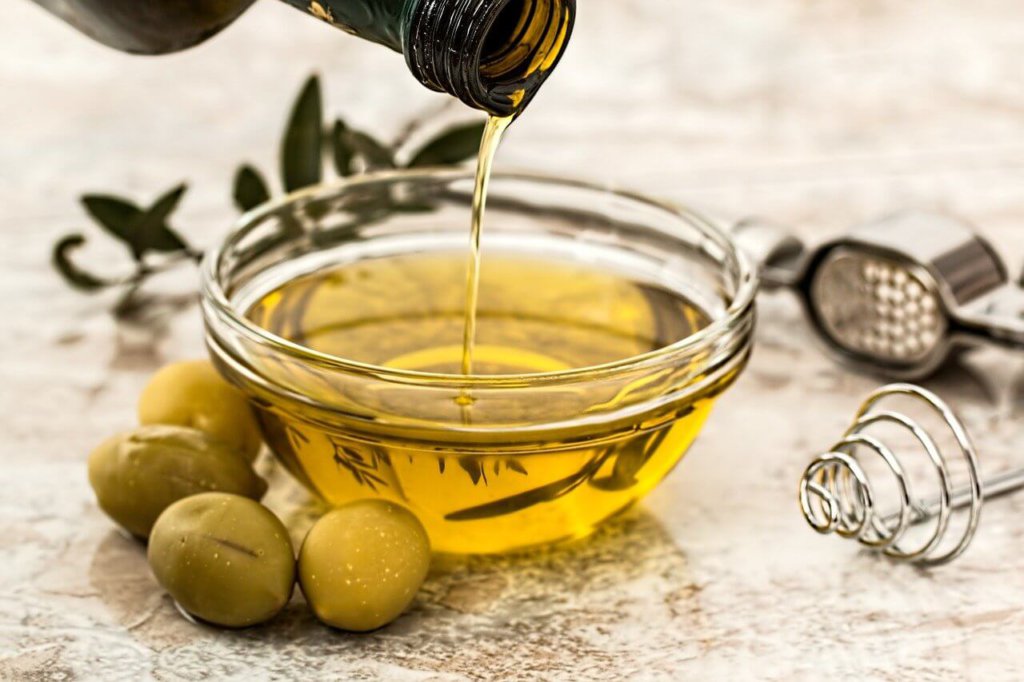 8 Proven Tips For Strong And Healthy Hair 3 Pouring out olive oil.
Image by Steve Buissinne from Pixabay